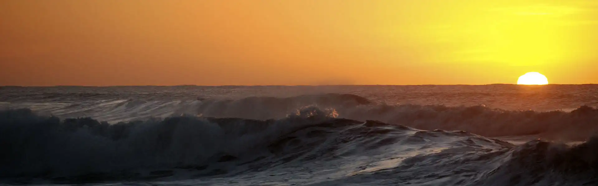 Amanecer en el mar, en la playa de Miramar